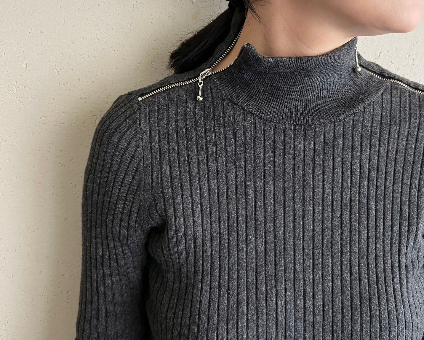 90s Zip Design Ribbed Top