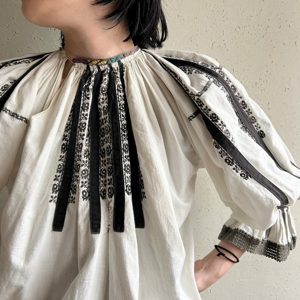 30,40s Romanian Embroidery Blouse
