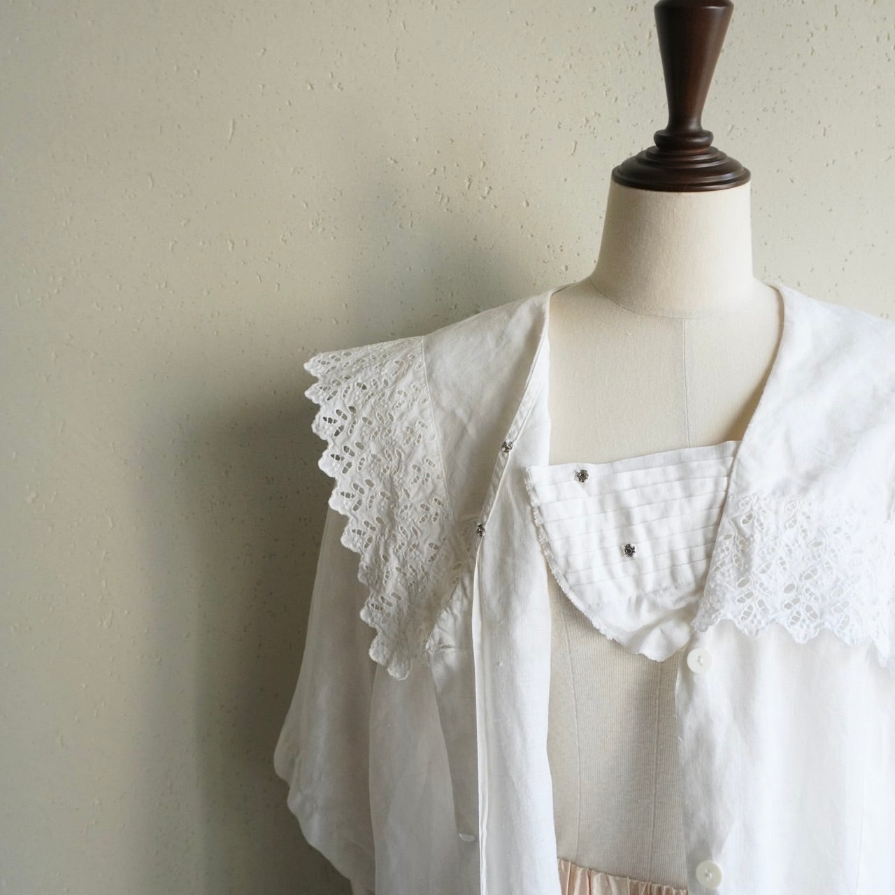 90s Lace Design Blouse