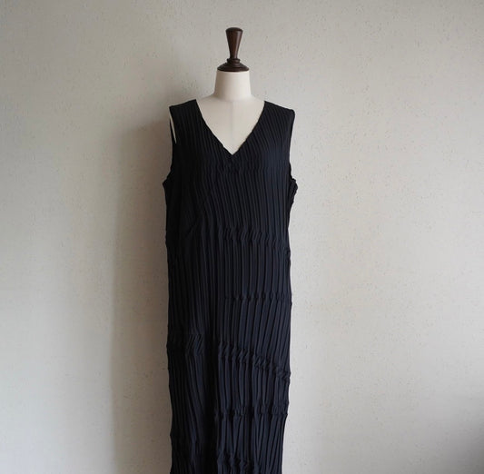 90s Black Pleated Dress